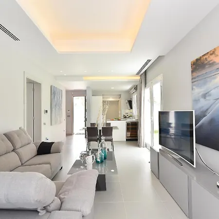 Playa Del Ingles Vista Luxury Retreat In Gran Canaria Private Heated Pool Garden Terrace Bbq Rooftop Solarium With Sea Views Prime, * Las Palmas de Gran Canaria