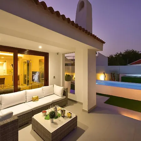 Playa Del Ingles Vista Luxury Retreat In Gran Canaria Private Heated Pool Garden Terrace Bbq Rooftop Solarium With Sea Views Prime, Villa Las Palmas de Gran Canaria