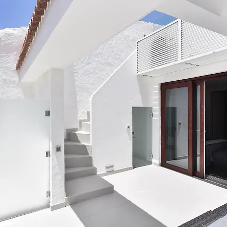 Villa Playa Del Ingles Vista Luxury Retreat In Gran Canaria Private Heated Pool Garden Terrace Bbq Rooftop Solarium With Sea Views Prime, Las Palmas / Gran Canaria
